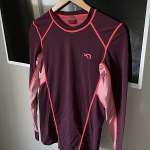 Karitraa underställ - Bara kommit till användning vid ett par tillfällen, så fint och skönt tyg som andas och värmer! Säljer båda delar som ett set, betydligt billigare än nytt, fynda!! 😍