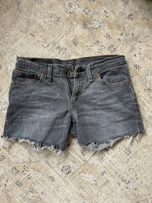 Levis jeansshorts - Använda 1 gång. Så fina sömmar och detaljer. Snygg färg. Lågmidjade