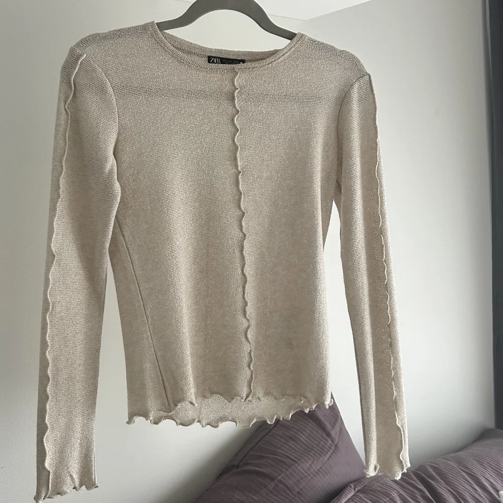 Glittrig topp från Zara. Storlek S och använd 1 gång. . Yläosat.