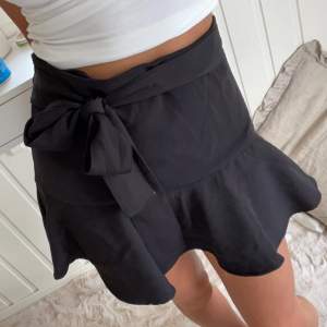 Säljer denna fina kjol från zara, helt oanvänd med lappen kvar, det är shorts inuti, nypris 259🥰