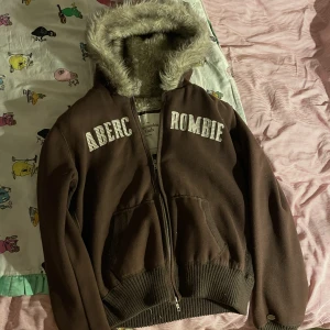 Jättesnygg tröja  - Varm o fin tröja som har muddar o så säljer för att den inte kommer till användning hör av för fler bilder eller frågor🫶