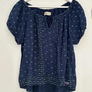 Hollister blus - Topp/blus från hollister i väldigt bra skick! Stl L men skulle säga att toppen är mer en M i passform. 