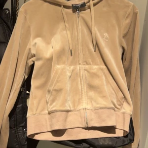 Juicy kofta - Säljer min juice kofta då den inte kommer till användning löngre  Sparsamt använd Fint skick Finns i kalmar kan skickas mot fraktkostnad 