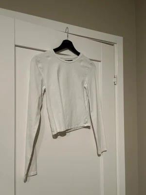 Vit baströja  - Säljer denna vita baströja från BikBok i storlek S. Pris: 100kr+frakt!🥰