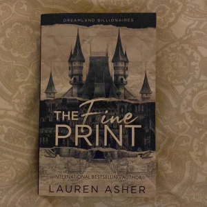 Bok - The fine print av Lauren Asher  Läst endast en gång! Mycket bra! Skulle rekomemdra starkt🌟🩵 Köpt för 179kr  Pris går att diskuteras