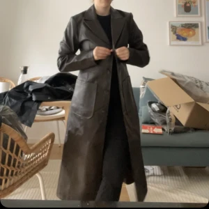 Brun, skinnkappa från ASOS - Säljer en fin skinnkappa från asos i strl S! Råkade beställa två så den är helt oupppackad den jag säljer. Sitter så fint på! Supersnygg till hösten!! Köptes för 1300kr