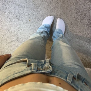 Jens - Superfina mid waist jeans från zara som är slutsålda i nyskick!💗