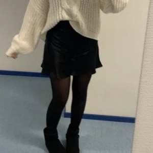 Satin kjol  - Svart satin kjol från hm. 