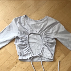 Ljust lila topp med öppenrygg - Använd ett par gånger. Skönt material med en öppen rygg! 