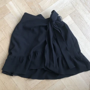 Omlott kjol från vero Moda  - Använd en hel del! Omlott med ett knyte 