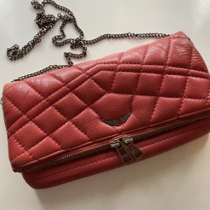 Zadig väska - Heej!❤️ jag säljer min fina Zadigväska som jag nu inte använder längre, den är väldigt stor och rymlig, det får enkelt plats mobil, plånbok mm, defekter är på tredje bilden på kanterna, och dragkedjan är lite rostig men absolut inget som syns på håll, ❤️👜