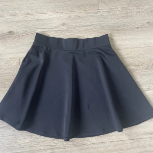 Svart kjol - Säljer en svart kjol som inte kommer till användning längre.💗 Stl 158/164 men passar mig som oftast har xs/s.  Kom privat för fler bilder