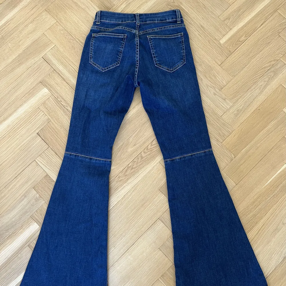 Så snygga mörkblå bootcut jeans. Endast använda några gånger. Storlek 34.. Jeans & Byxor.