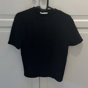 Stickad baströja  - En svart stickad baströja från Zara💕Endast använd ett fåtal gånger och säljer då tröjan inte längre kommer till användning🤍