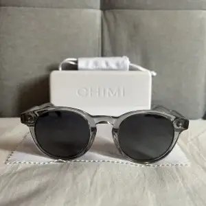 Säljer mina fina solglasögon från Chimi. Glasögonen är i modell 03. Box, duk och påse ingår!