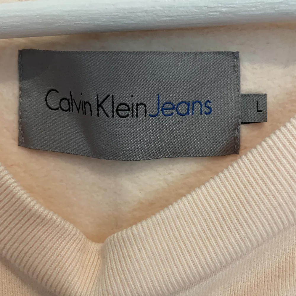 Rosa Calvin klein tröja. Aldrig använd. Skick 10/10. Nypris 999:-.. Tröjor & Koftor.