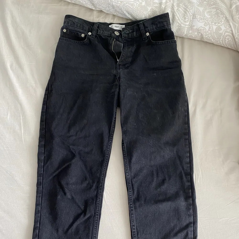 Fina mom jeans från Mango strl 36. Ordinarie pris 399kr. Jeans & Byxor.