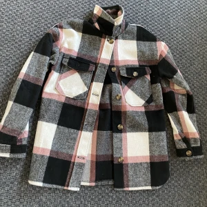 Jacka/overshirt - Använd ett fåtal gånger nästan ny! Den är vit, grå, svart och rosa. Kan användas som jacka. 