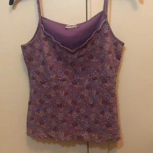 Blommigt lila linne  - Ett jätte gulligt lila linne aldrig använt i bra skick! 