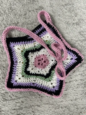 Crochet star bag  - En virkad väska i form av en stjärna. Virkad av mig. Rosetten på bandet går att ta upp och göras om till en längd som passar dig. Välj gärna instabox som frakt alternativ :)