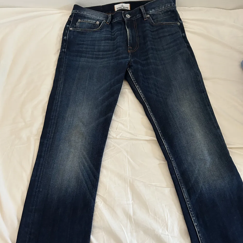 Ett par fina stone island jeans i gott skick. Längden har ändrats hos skräddare så de är lite kortare. Pris kan diskuteras.. Jeans & Byxor.