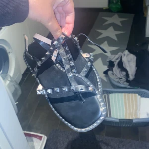 Valentino inspirerade sandaler - H