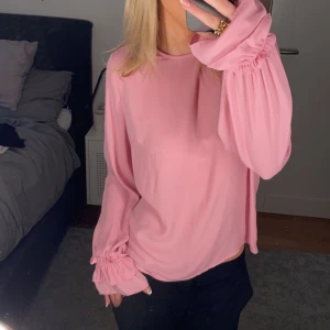 Blus - Rosa blus från ginatricot i storlek 38🤍