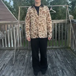 Carhartt jacka vintage!  Beige camouflage jacka från Carhartt. Sparsamt använd. Helt bibehållen och passar perfekt, inget trasigt och inga hål.   Modell på bilden är 180 cm lång. Mer bilder finns vid intresse😁