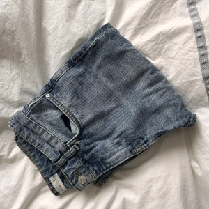 Jeans - Raka lågmidjade blå jeans med slits. Storlek 36 och är långa i benen. 🩵🩵🌸
