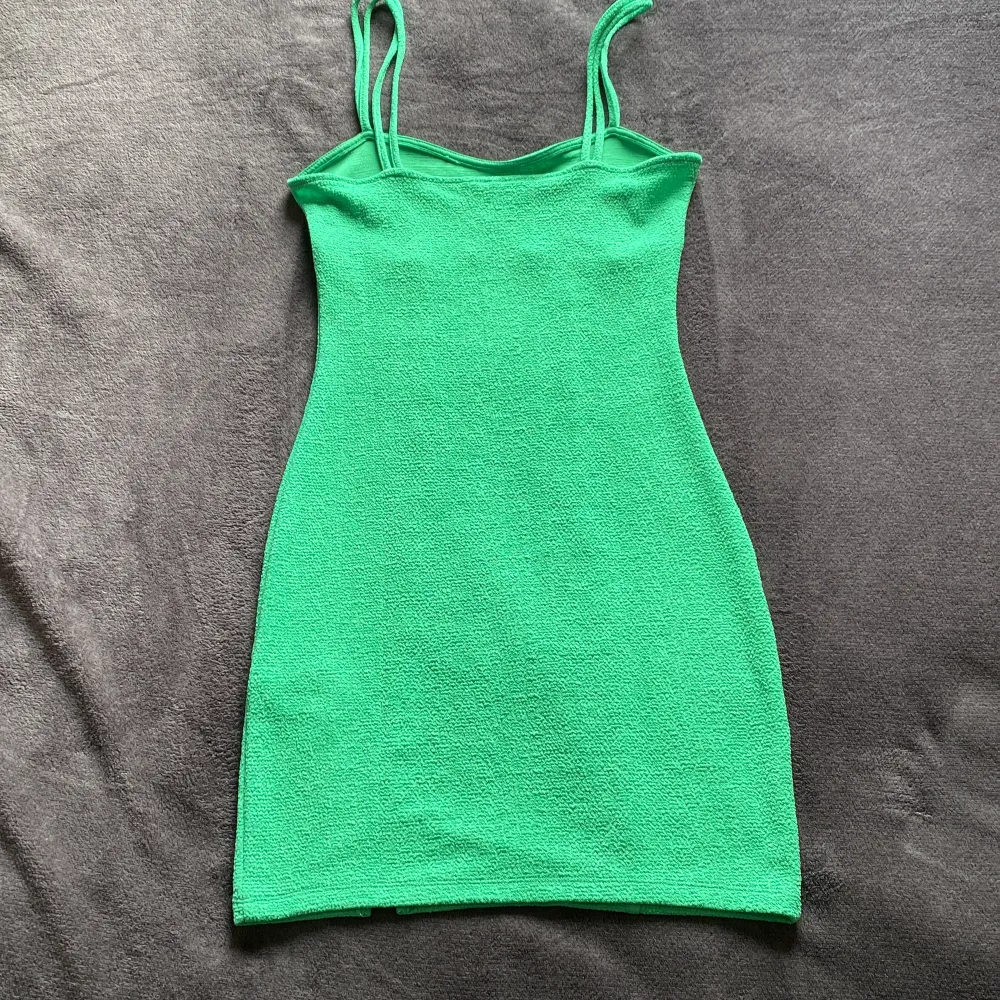 Säljer denna gröna klänning pga för att jag har vuxit ur den. Endast använd 3 ggr och är i bra skick💚 Storlek S. Klänningar.