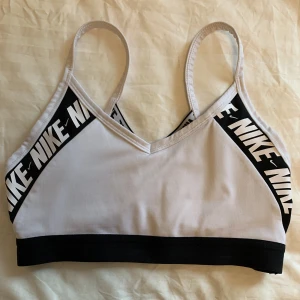 Nike sport topp - Fin nike sport bh som knapt e använd då den e för liten. Ser gott som ny ut🤍
