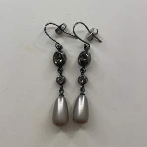Säljer dessa så fina svarta silver örhängen med pärlor. Aldrig använda.