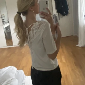 Blus - Super fin blus med spets och knyte i ryggen❤️