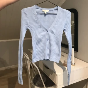 Tröja/kofta - Ljusblå tröja från hm, stretchig! Använd fåtal gånger, bra skick (kan frakta)