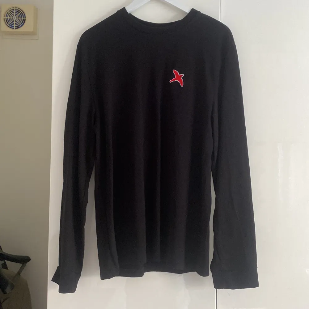 En riktigt schysst longsleeve från Axel Arigato. Tröjor & Koftor.