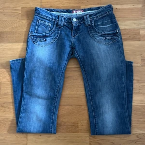 Lowwaist jeans  - Skit coola Lowwaisted bootcut jeans köpa här på Plick som tyvärr är för små på mig! 37 cm midjemått   80 cm innerbenslängd  ⚠️ be inte om bild me de på, de är för små ⚠️