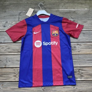 FC Barcelona fotbollströja - Säljer denna FC Barcelona tröja! . Lapparna finns kvar och den är storlek M.🤞🏻 Fler bilder finns i DM och jag kan gå ner i pris vid snabb affär.💫 Den har några fläckar vid magen som knappt syns! Vet inte helt om den är äkta men alla lappar stämmer! 🙌🔥