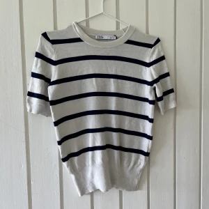 Randig tröja  - Randig tröja från zara, den har färgats mörkare i tvätten!! (därav billigare)