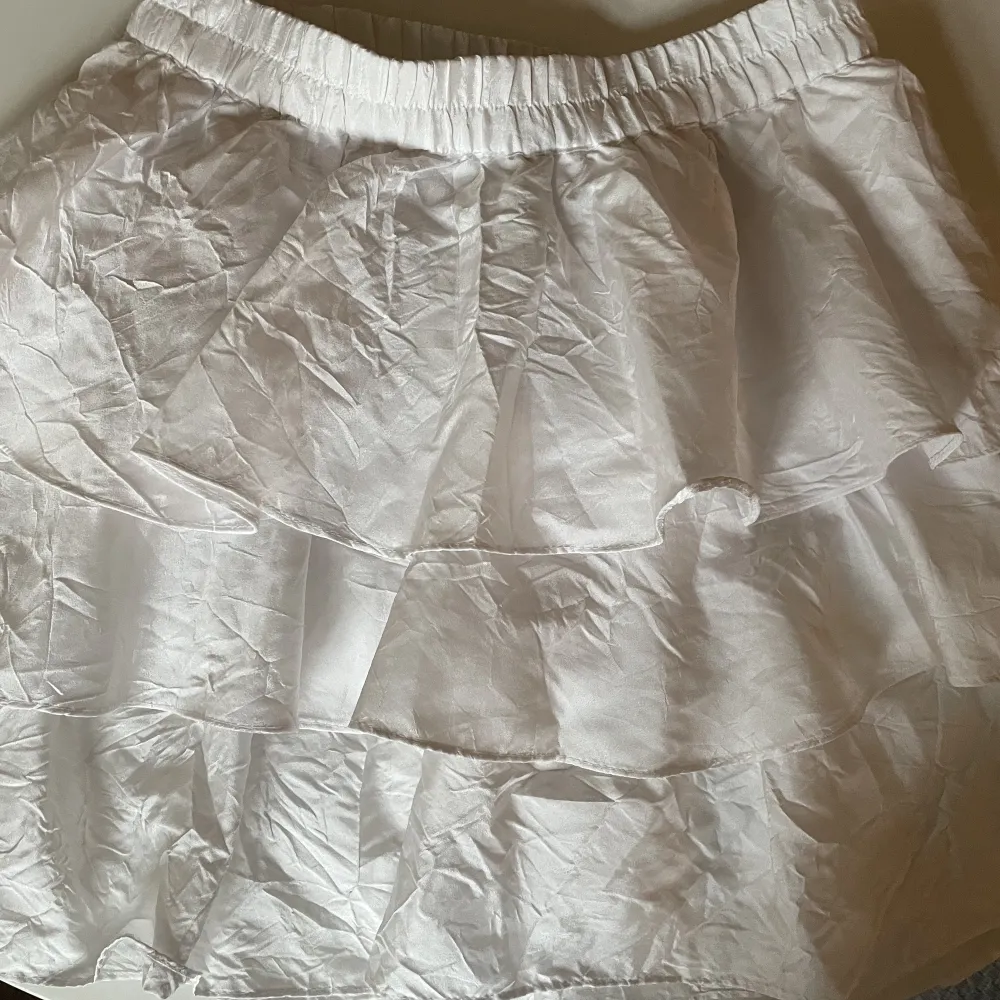 Säljer min vita kjol från Vero Moda. Köpt förra sommaren och endast använd en gång. Säljes inte längre i butik. Kjolar.