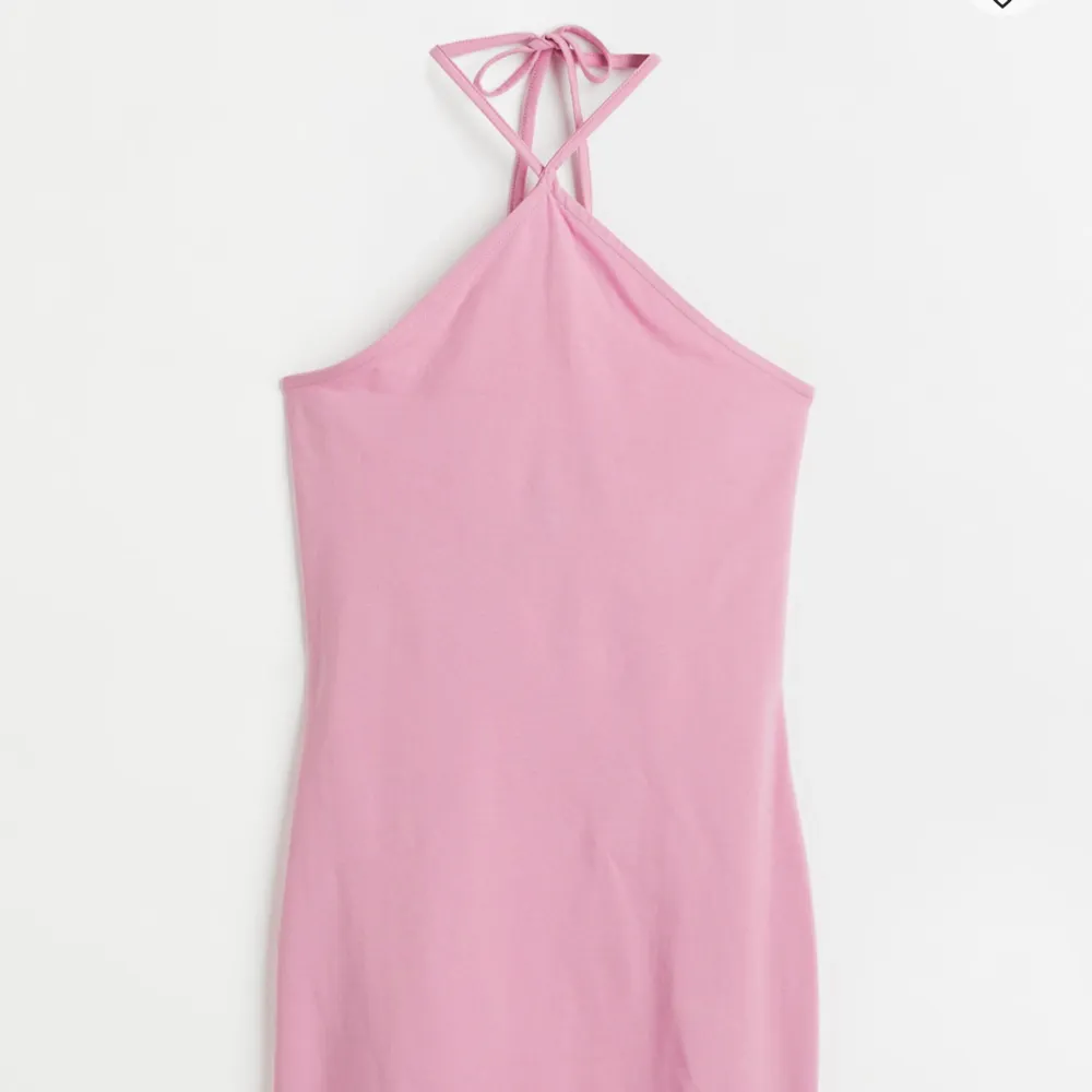 Basic, rosa klänning som knyts runt halsen, aldrig använd med lappen kvar💘. Klänningar.