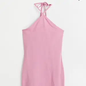 Basic, rosa klänning som knyts runt halsen, aldrig använd med lappen kvar💘
