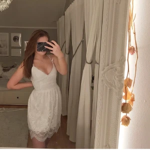 Vit spetsklänning - Köpt som ny på plick, för liten för mig. Nypris 799.  Säljer för 200kr + frakt (obs Lånade bilder)