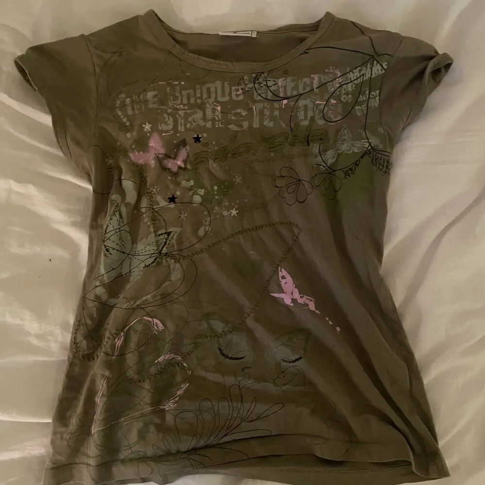 Säljer denna supersöta t-shirt från tom tailor i storlek L men sitter mer som en M💕 militärgrön m ljusrosa detaljer. T-shirts.