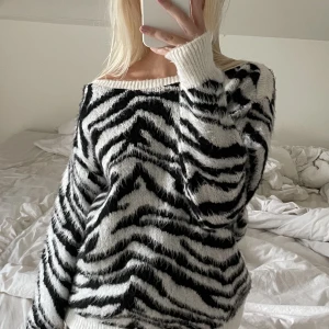 Zebramönstrad stickad tröja - Säljer denna då jag aldrig använder den. Använd Max 2 ggr.
