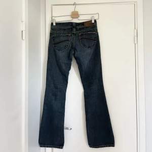 Jättefina lee jeans som är lågmidjade och bootcut! Nyskick💗