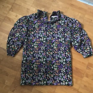 Blommig blus - Oanvänd blommig blus från Kids- Only. Han aldrig använda innan jag växte ur😅Storlek 158-164
