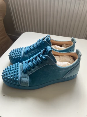Louboutin STEAL - Säljer mina ljusblå loubs. 9/10 i skick, storlek 43  4300🥶 steal!!
