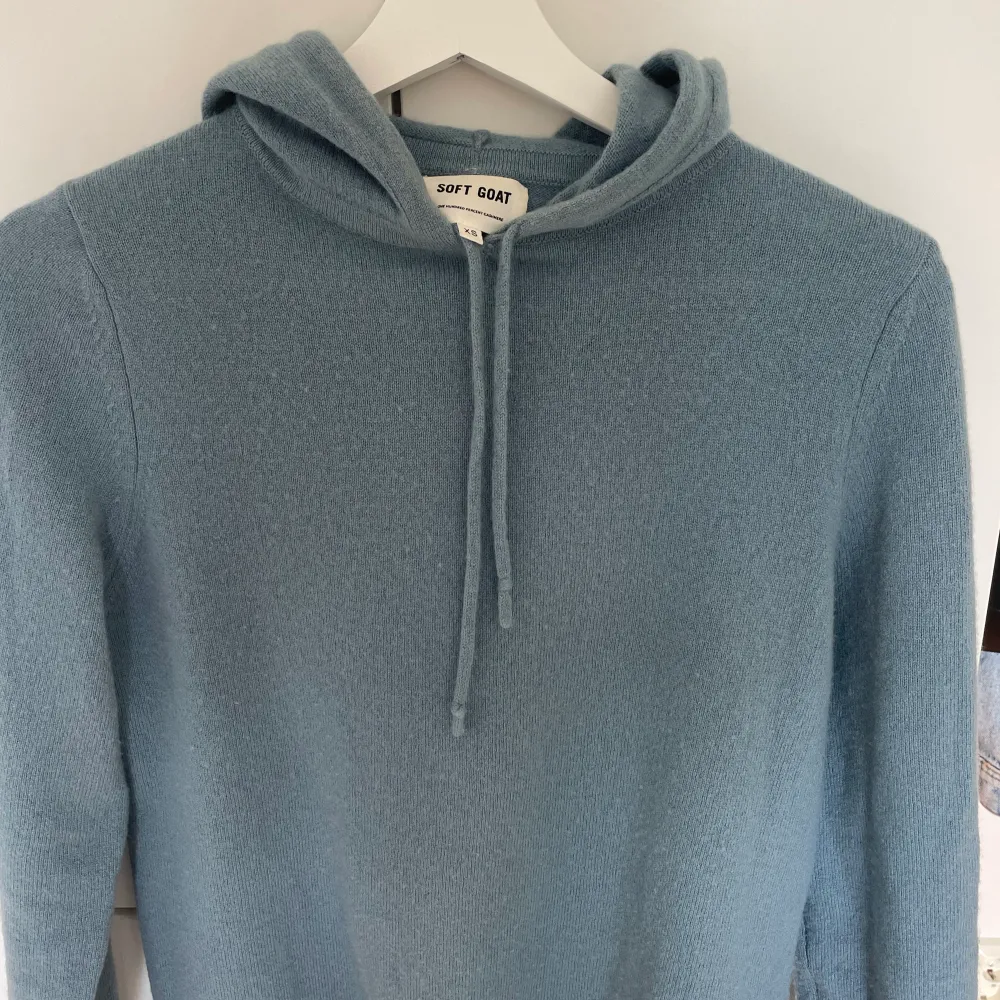 Säljer nu denna så fina soft goat hoodien i blå som inte säljs längre 💛💛 strlk XS och inga tecken på användning💝. Tröjor & Koftor.
