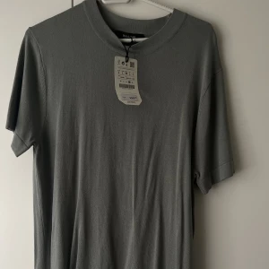 Ny T-shirt - T-shirt köptes från Pull and Bear. Ny med etikett på. Storlek L. Säljer för 80 kr. 