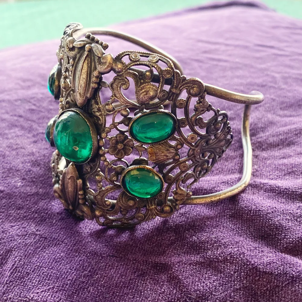 Vackert armband med smaragdgröna stenar . Accessoarer.
